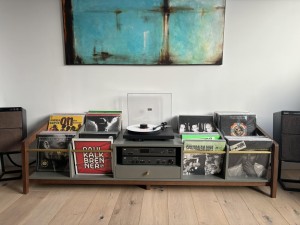 Komoda na sprzęt Hi-Fi oraz kolekcje płyt winylowych