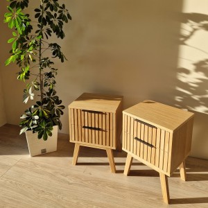 Dębowa szafka nocna z lamelkami