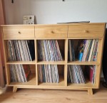 Dębowa komoda na płyty winylowe - high