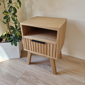 Dębowa szafka nocna z lamelkami - jedna szuflada